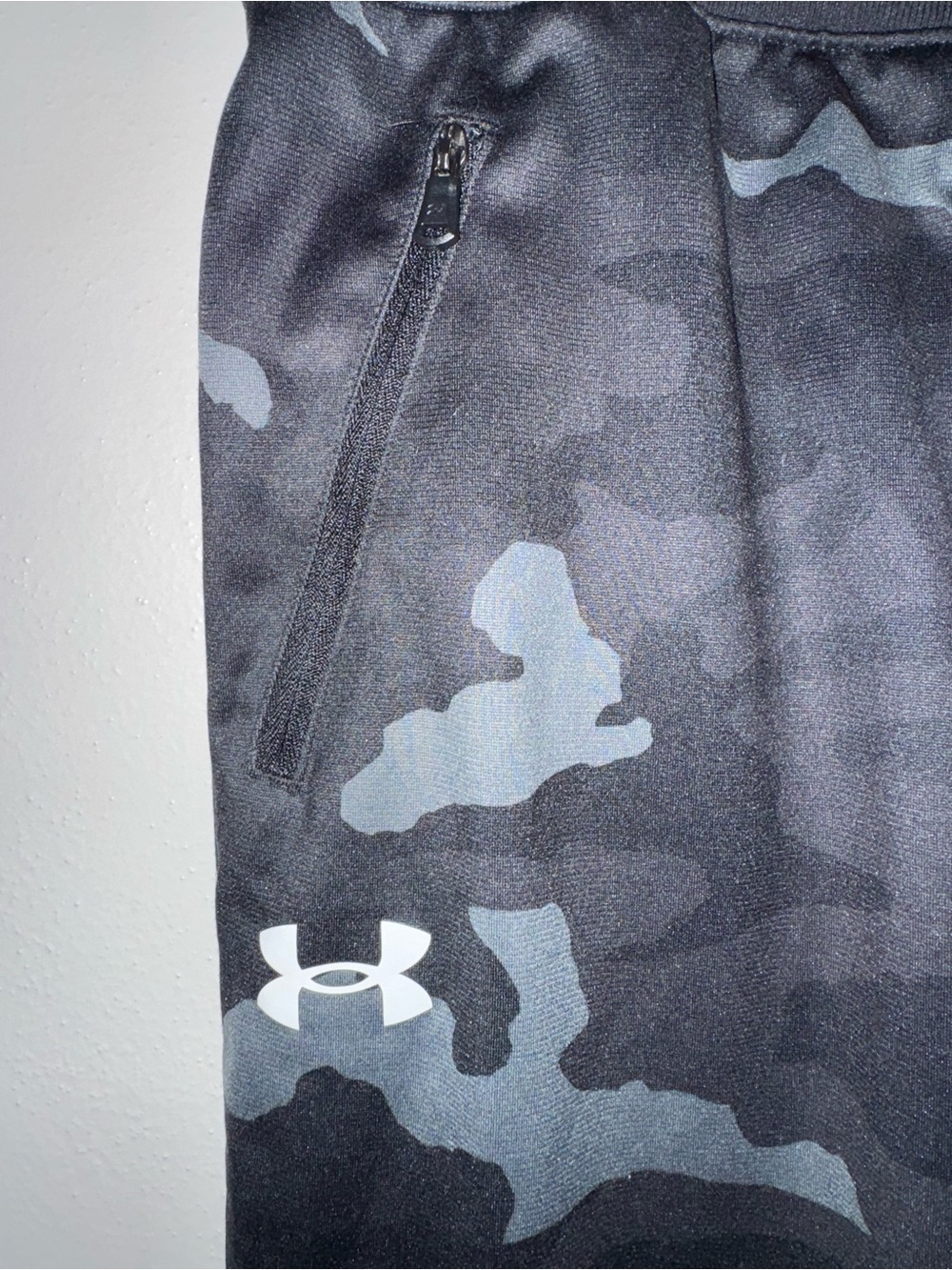 Under Armour Black Sweatpants with Red Logo Black Camo Joggers Size Youth Large - Picture 3 of 15